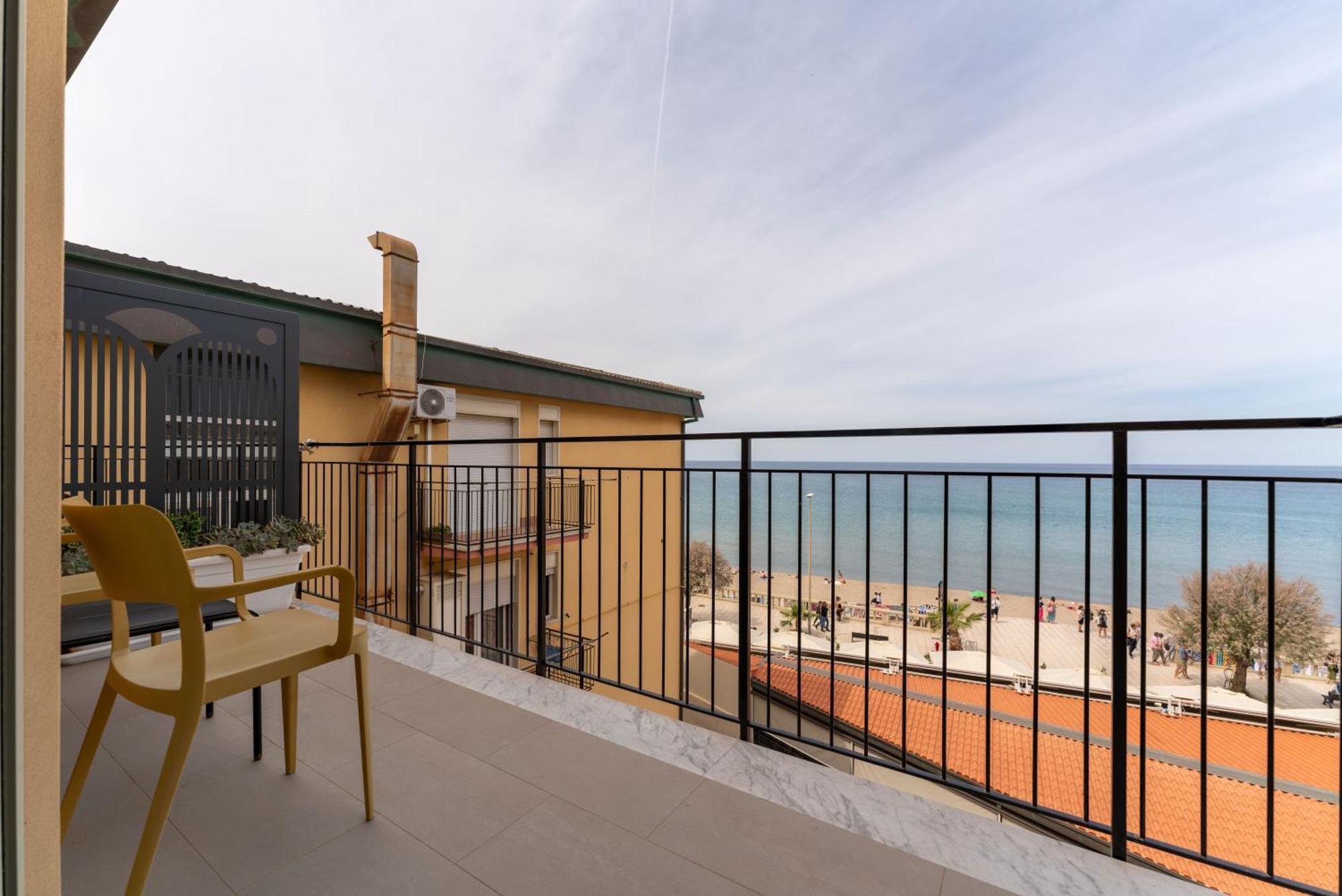 B&B Le Suites Di Costanza Cefalu Luaran gambar